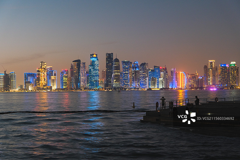 傍晚的卡塔尔多哈海景与城市天际线图片素材