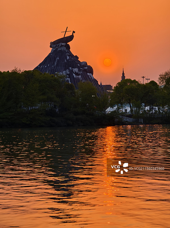 丽水冒险岛橘色天空下的湖景图片素材