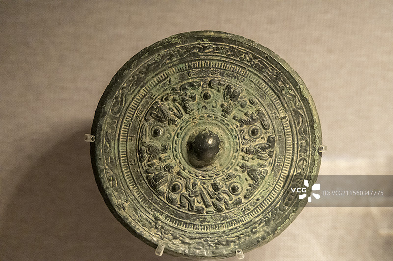 河南博物院“帝国霸业—秦汉魏晋南北朝时期”展：跪拜舞蹈人物铜镜（汉，征集）图片素材