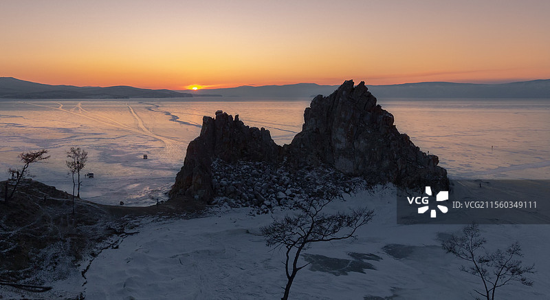 沉睡在光影中的湖图片素材