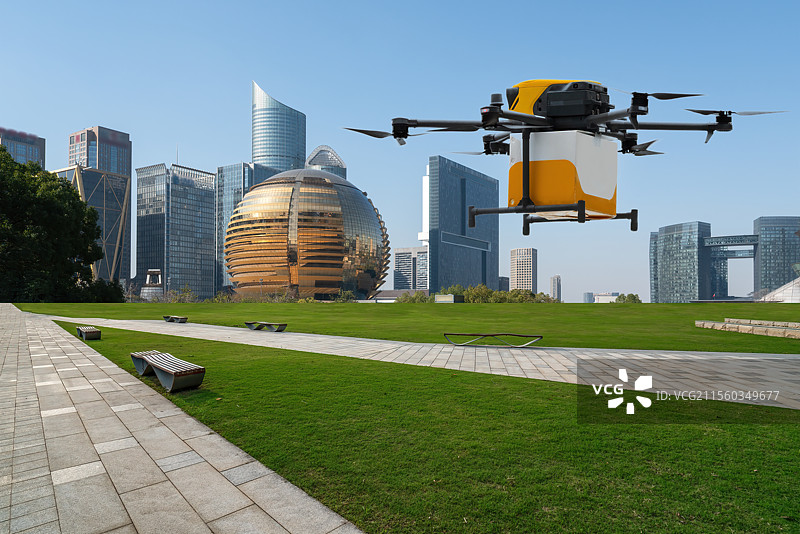 空中无人机在现代城市景观上的交付图片素材