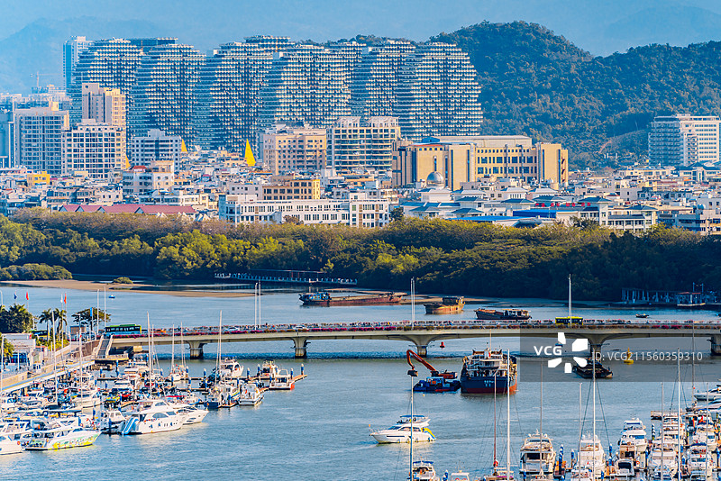 中国海南三亚鸿洲游艇码头游艇和大树酒店高视角风光图片素材