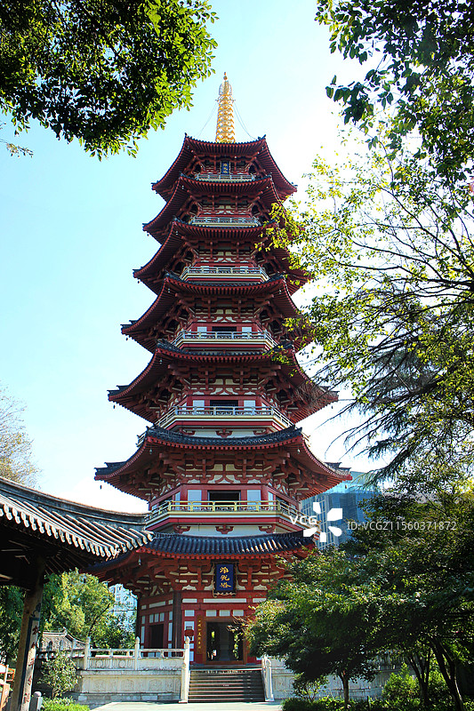 温州妙果寺的净光塔，始建于唐元和中期，2002年重建，塔刹为纯铜构件，整个塔刹覆以金箔，金黄色彩图片素材