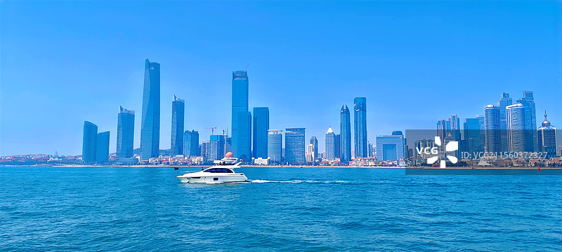 20250406青岛奥帆码头游船上拍摄的青岛城际视角图片素材