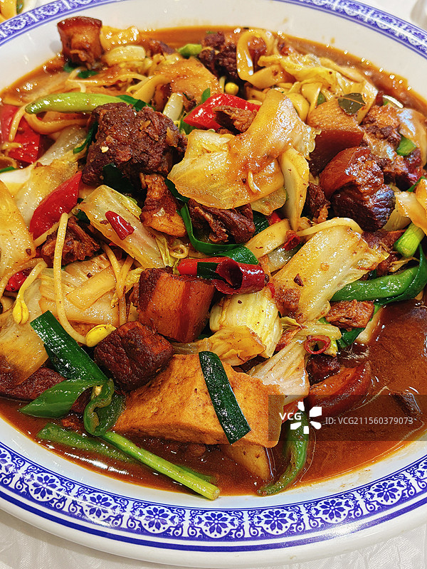 一盘五花肉粉条白菜大烩菜图片素材