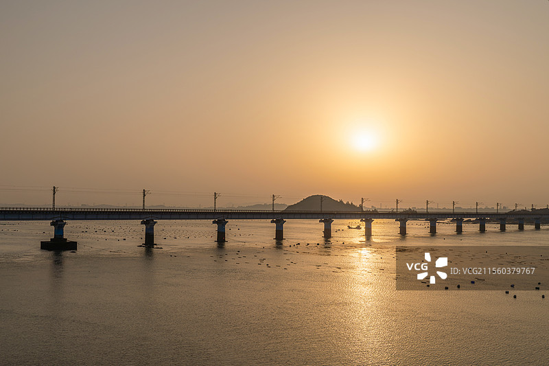 日出时的跨海大桥的航拍图片素材
