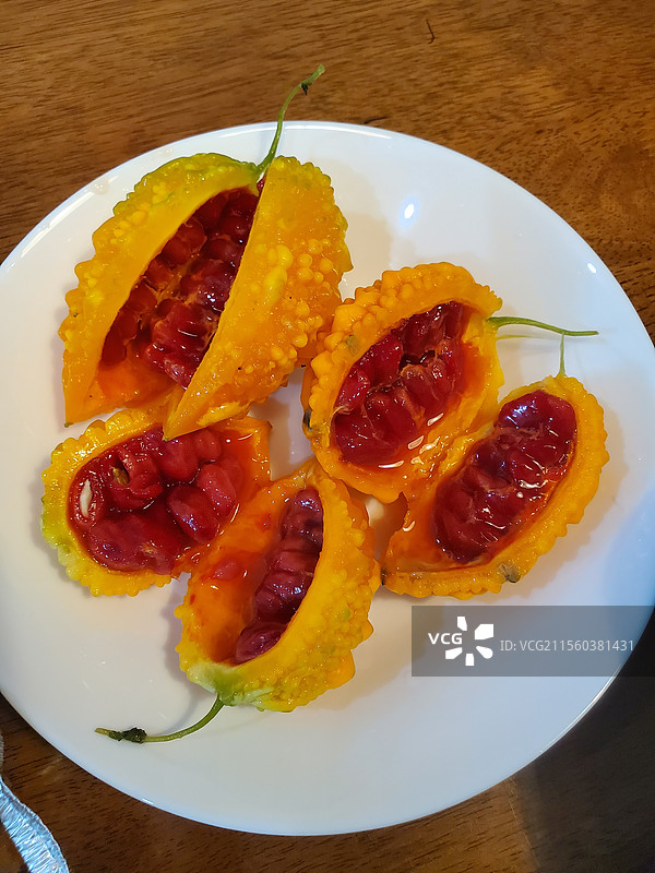 金黄饱满的癞葡萄剖面图片素材