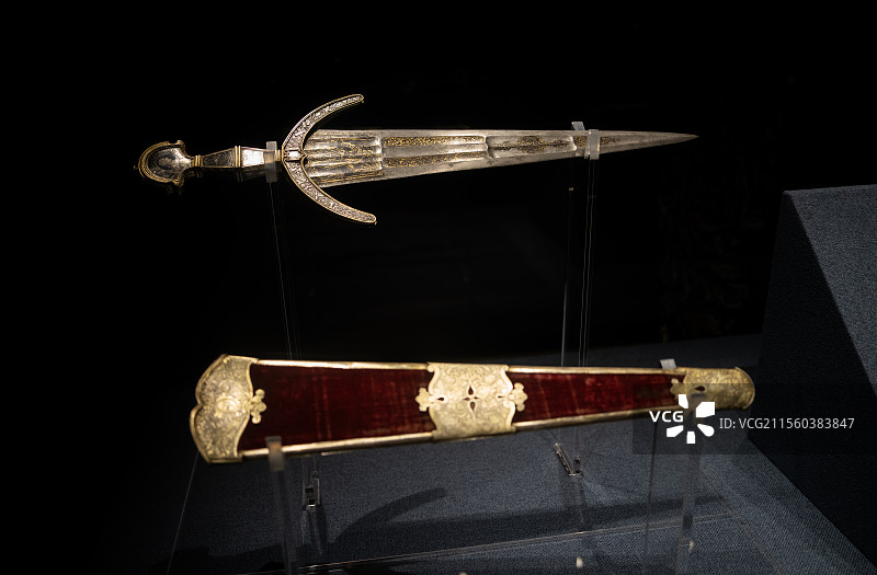 意大利都灵王宫博物馆 欧洲骑士盔甲与文化展 五指剑 镀金 雕刻钢 意大利费拉拉和威尼斯图片素材