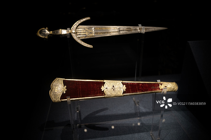 意大利都灵王宫博物馆 欧洲骑士盔甲与文化展 五指剑 镀金 雕刻钢 意大利费拉拉和威尼斯图片素材