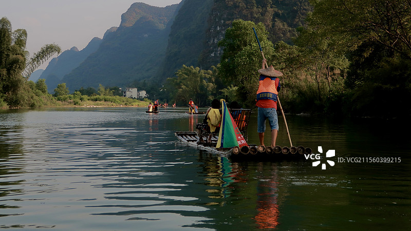 桂林阳朔遇龙河划竹筏的人图片素材