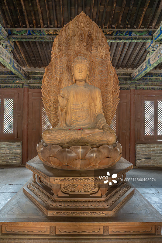 竖拍山西大同华严寺上华严寺观音阁观音菩萨雕像图片素材