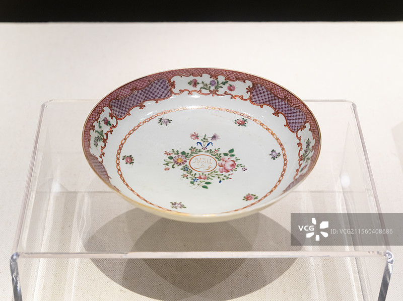 广彩花卉纹波斯文碟，清·乾隆，广州十三行博物馆藏品图片素材