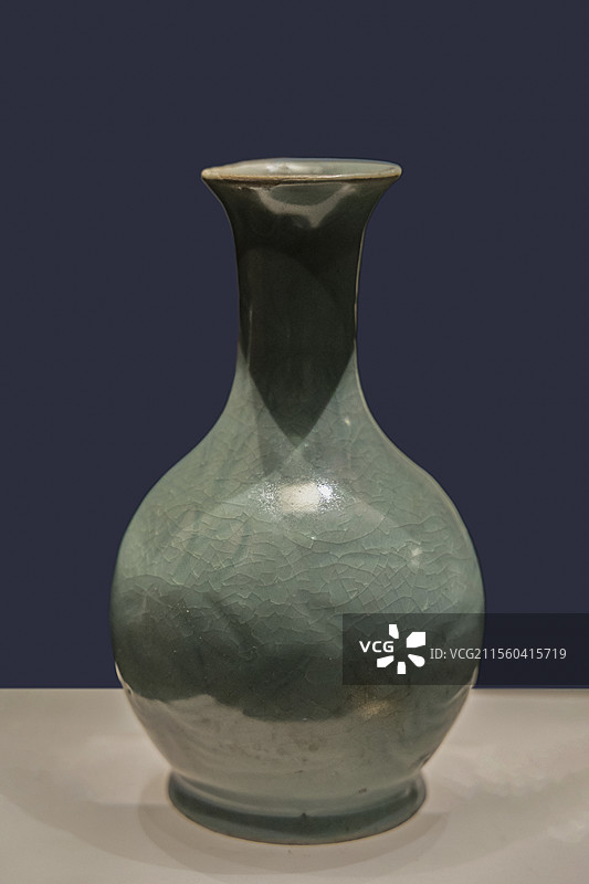 河南博物院“宋金元时期”展：汝窑天蓝釉刻花鹅颈瓷瓶（北宋，1987年宝丰县清凉寺出土）图片素材