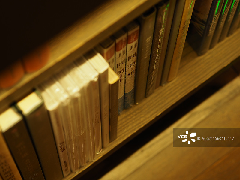 《暖光书韵：书架上的静谧时光》图片素材