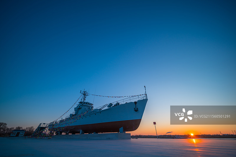 齐齐哈尔明月岛军舰日出图片素材