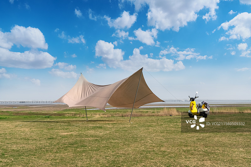 草坪上的天幕，露营生活图片素材