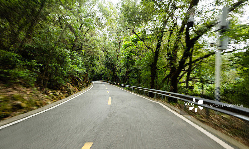蜿蜒的盘山公路，景色优美曲线动感，是汽车广告的理想冒险背景。图片素材