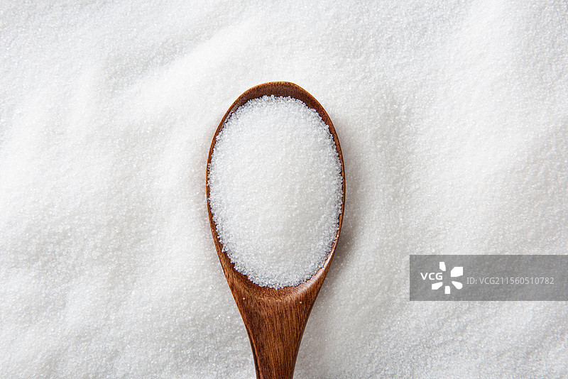 勺子里的食用盐特写图片素材