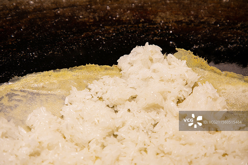 武汉美食武汉特产武汉豆皮三鲜豆皮米饭早饭鸡蛋煎豆皮武汉过早早餐米糊大米蛋液糯米糯米饭烟火味图片素材