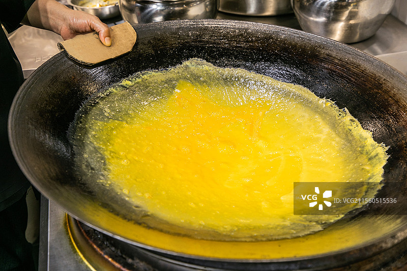 武汉美食武汉特产武汉豆皮三鲜豆皮米饭早饭鸡蛋煎豆皮武汉过早早餐米糊大米蛋液糯米糯米饭烟火味图片素材