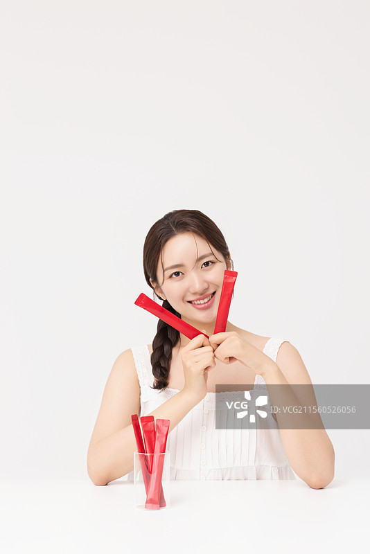 年轻女性与健康补品产品合影图片素材