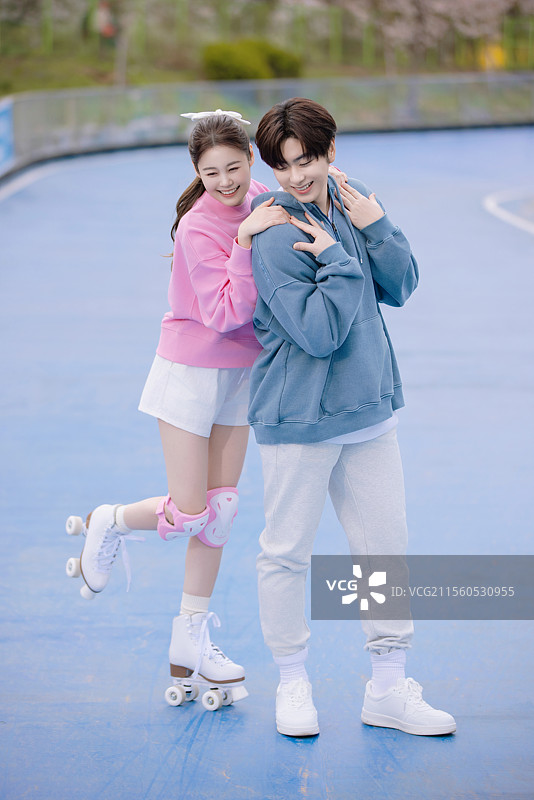 情侣在公园滑冰图片素材