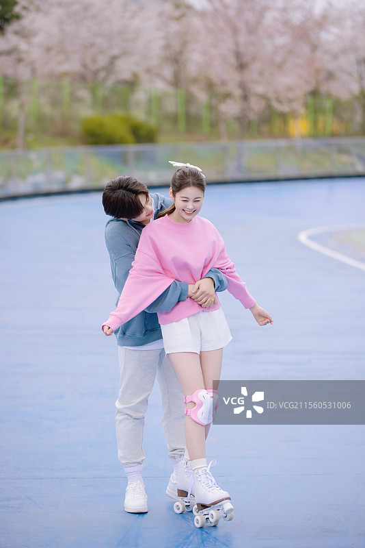 情侣在公园滑冰图片素材