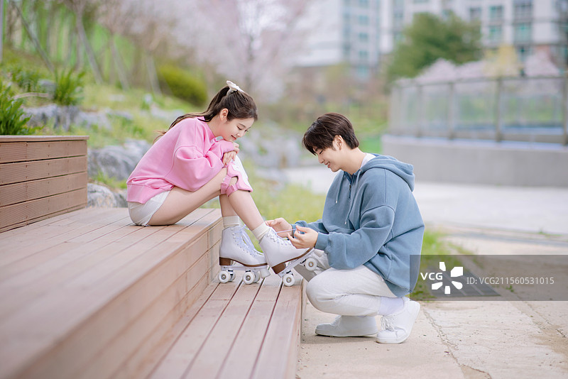 情侣在公园滑冰图片素材