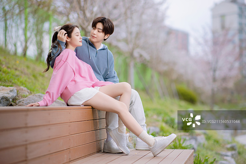 情侣在公园滑冰图片素材