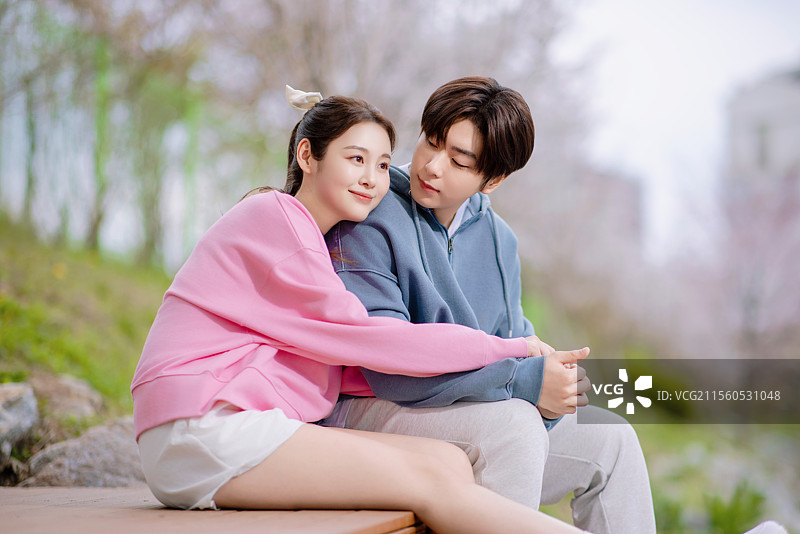 情侣在公园滑冰图片素材