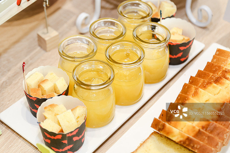 玻璃罐装黄色布丁图片素材