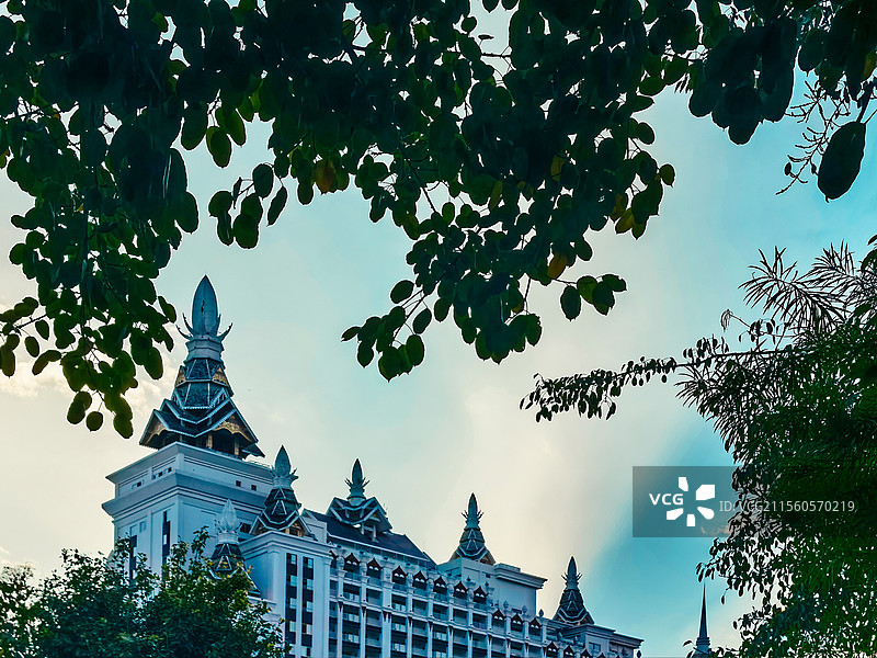 欧式建筑的光辉时刻：在蓝天白云下展现楼顶的独特魅力图片素材