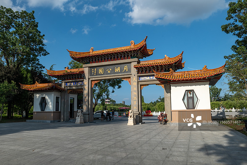 山东青岛莱西月湖公园西门牌坊图片素材