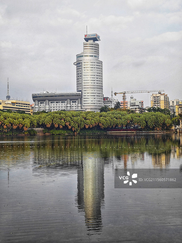 靓楼耸云霄 倒影入清波广州流花湖一影图片素材