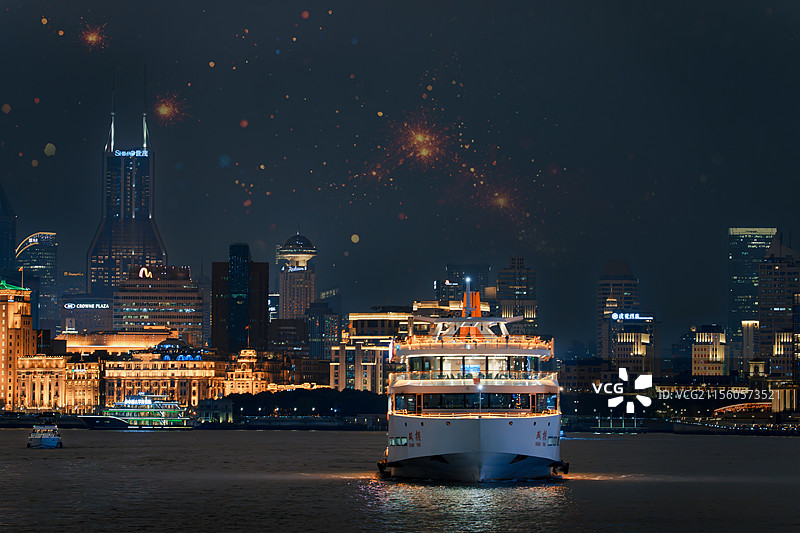 夜晚上海外滩的轮渡图片素材