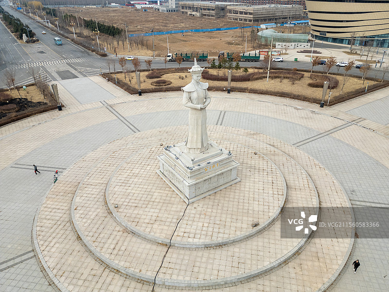 吉林省长春市公主岭市地标公主雕像侧面航拍视角  航拍视角高清图片素材