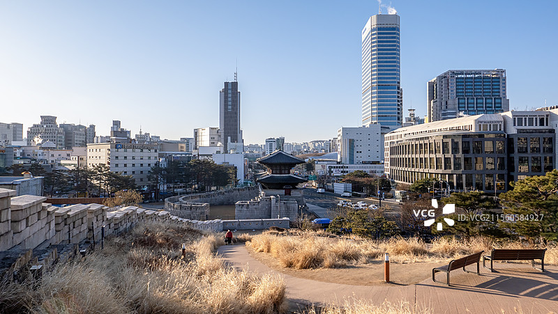 韩国首尔东大门首尔城墙公园骆山步道图片素材