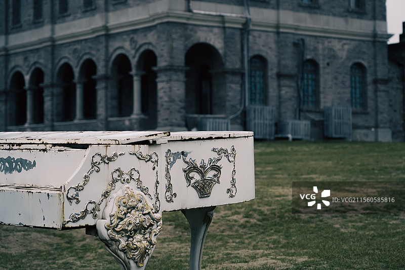 南京石楸影视基地.残破的钢琴图片素材