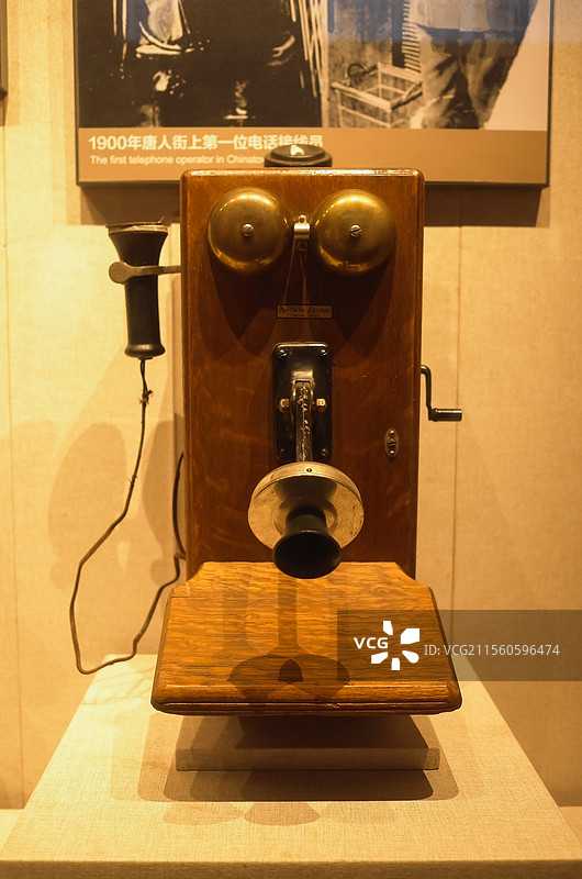 中国广东广州华侨博物馆历史老照片，老物件，各类勋章，海外华侨证照等历史古董展品。图片素材