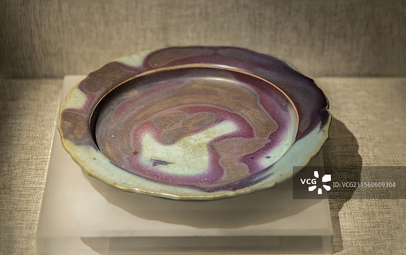 河南博物院“宋金元时期”展：钧窑玫瑰紫葵花瓷盘（宋，1976年方城县拐河菜园窖藏）图片素材