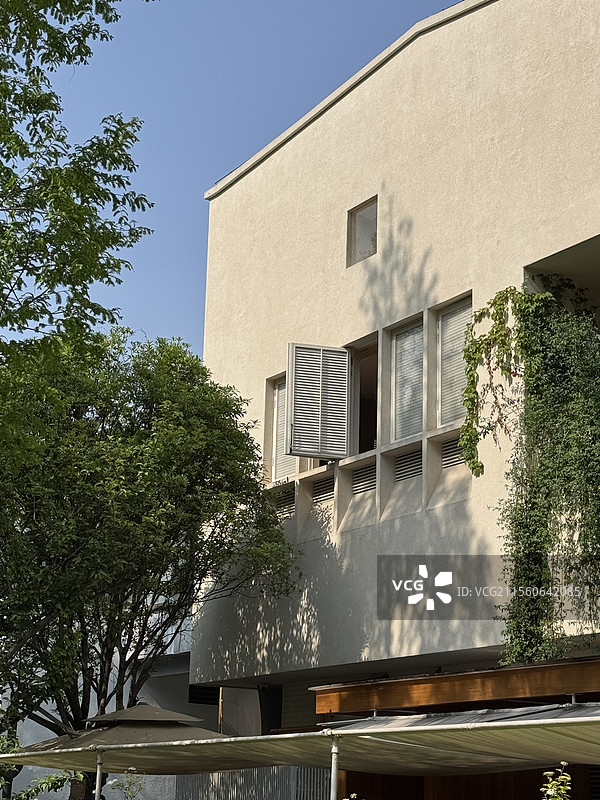 蓝天下的建筑和花园阳台窗户图片素材