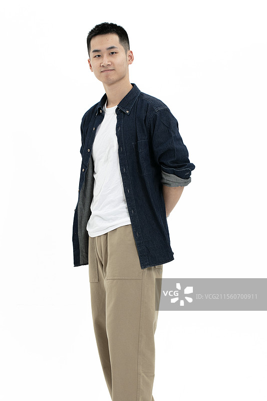 半身特写看着镜头微笑的年轻男生图片素材