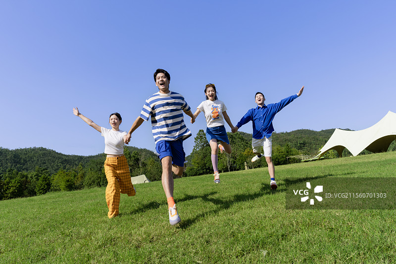 手牵手向前冲的四个年轻人图片素材