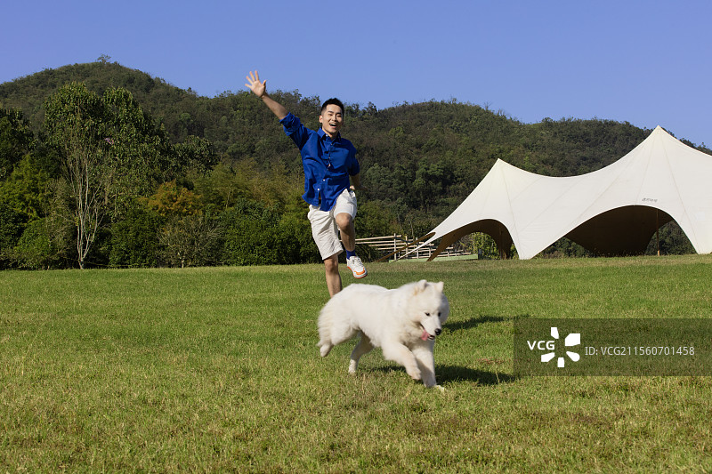 在草坪上飞奔的年轻男生图片素材