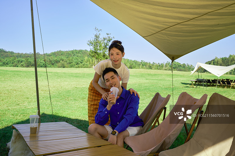 户外露营基地里在一起玩的年轻情侣图片素材