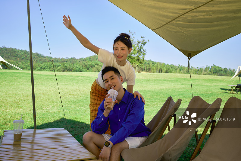 户外露营基地里在一起玩的年轻情侣图片素材