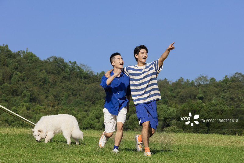 带着宠物狗一起露营的兄弟图片素材