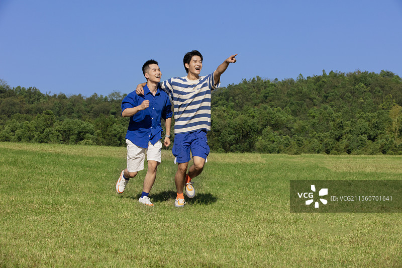 搂着肩膀一起奔跑的两个男子图片素材