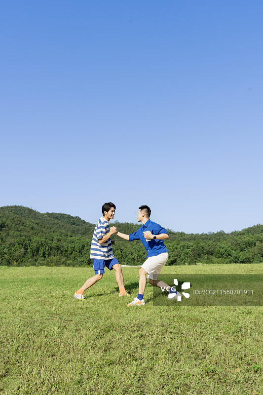 手握着手互相鼓励的两个男子图片素材