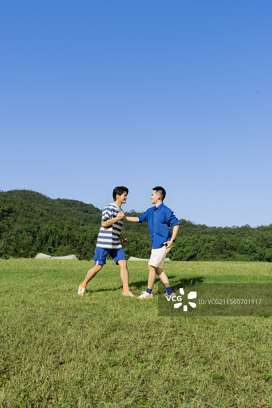 手握着手互相鼓励的两个男子图片素材